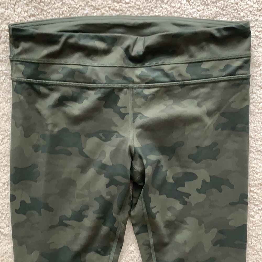 Lululemon green camo capris - Size 8
